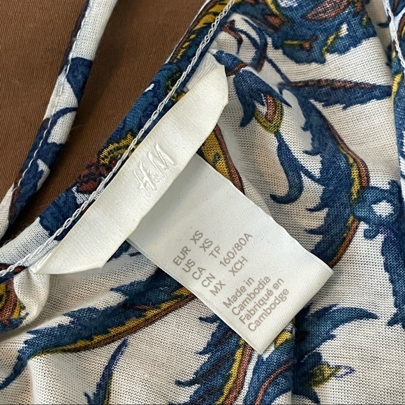 Flowy Blue Floral Sleeveless Top - Picture 4 of 6